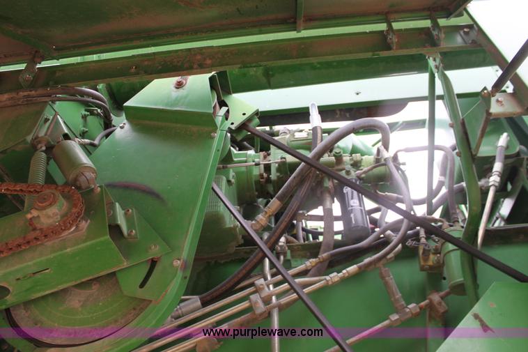image for item B8653 1991 John Deere 9500 combine