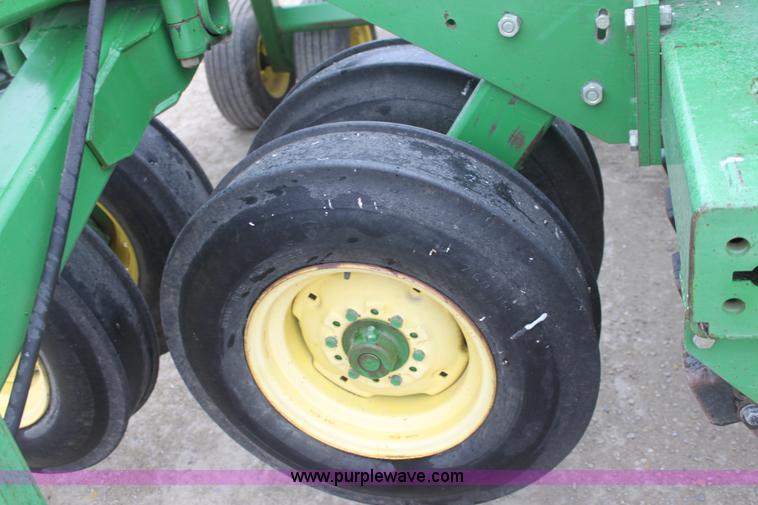 image for item B8658 John Deere 455 30' grain drill
