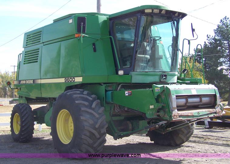 image for item D8550 1995 John Deere 9600 combine