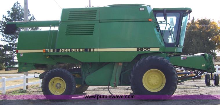 image for item D8550 1995 John Deere 9600 combine