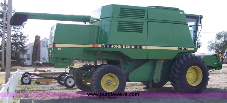 image for item D8550 1995 John Deere 9600 combine