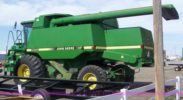image for item D8550 1995 John Deere 9600 combine