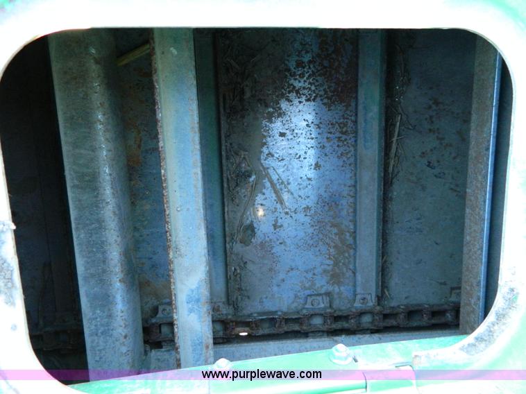 image for item D8550 1995 John Deere 9600 combine