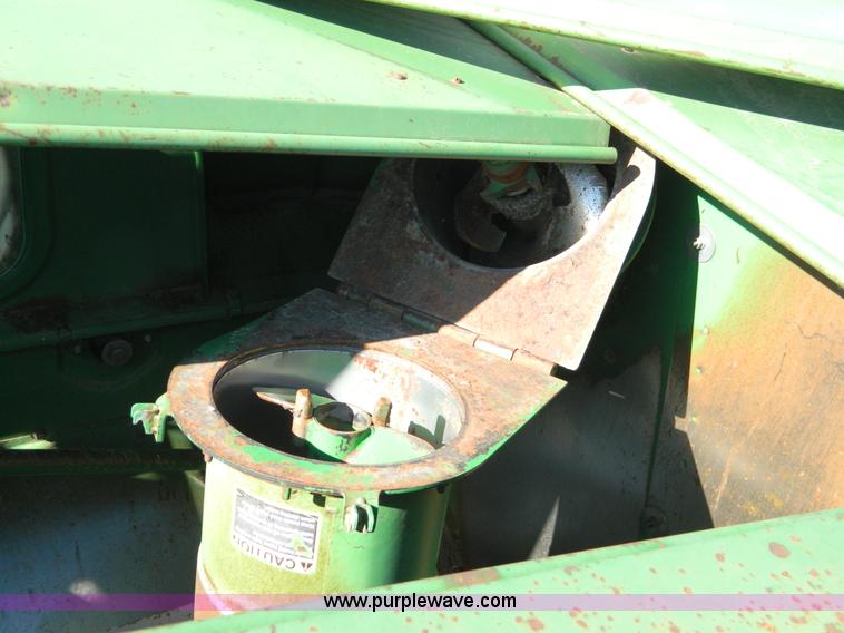 image for item D8550 1995 John Deere 9600 combine