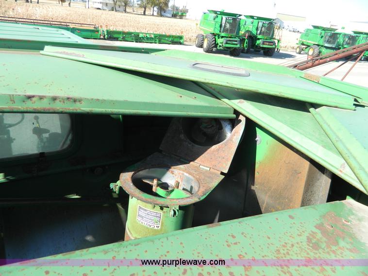 image for item D8550 1995 John Deere 9600 combine