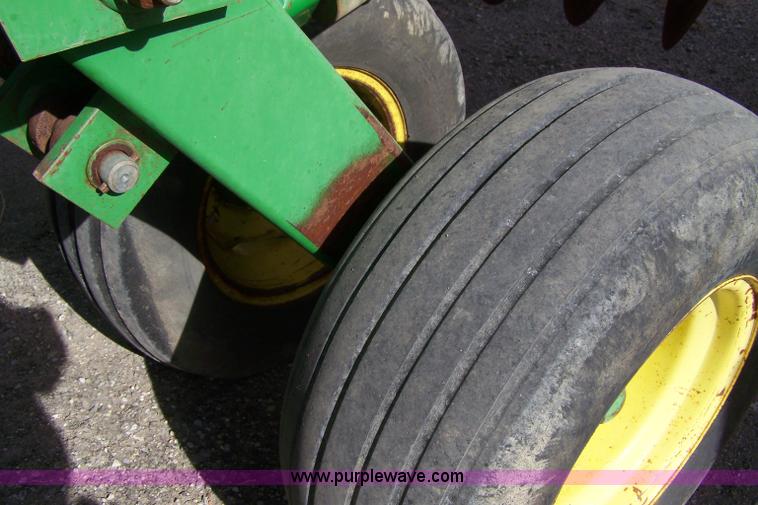 image for item D8556 John Deere 630 29' offset disk