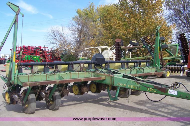 image for item D8558 John Deere 7200 Max Emerge 2 eight row planter