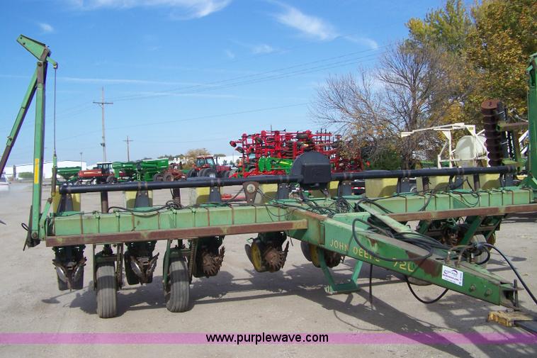 image for item D8558 John Deere 7200 Max Emerge 2 eight row planter