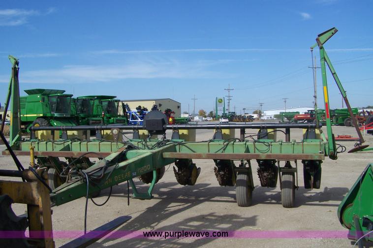 image for item D8558 John Deere 7200 Max Emerge 2 eight row planter