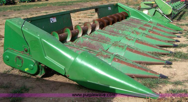 image for item D8565 1989 John Deere 843 eight row corn head