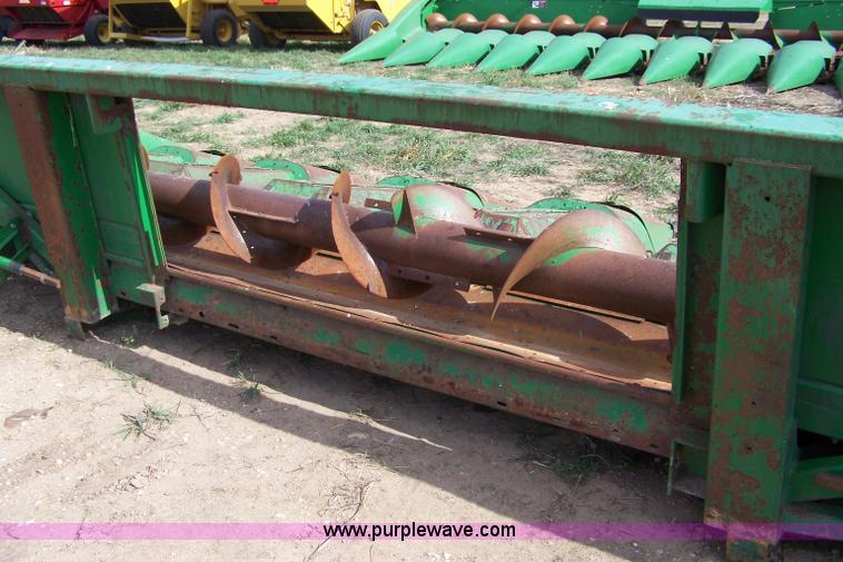 image for item D8565 1989 John Deere 843 eight row corn head