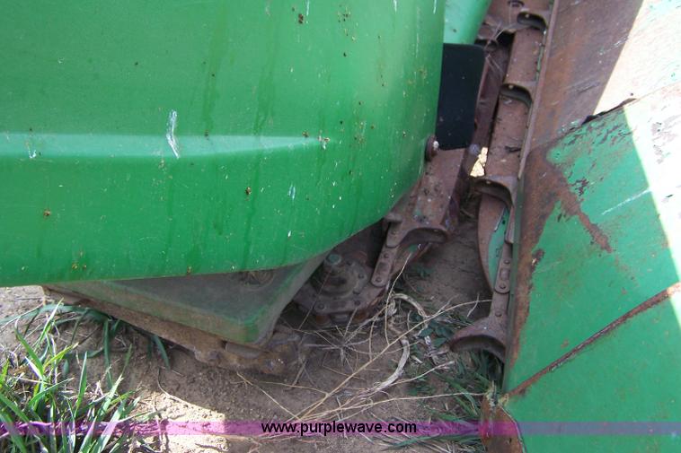 image for item D8565 1989 John Deere 843 eight row corn head