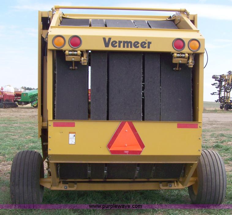image for item D8575 2003 Vermeer 605XL round baler