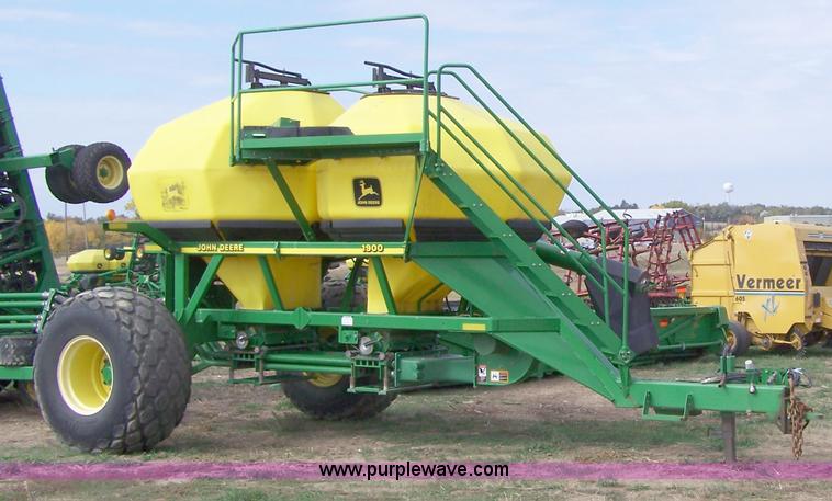 image for item D8577 1999 John Deere 1860 36' air seeder