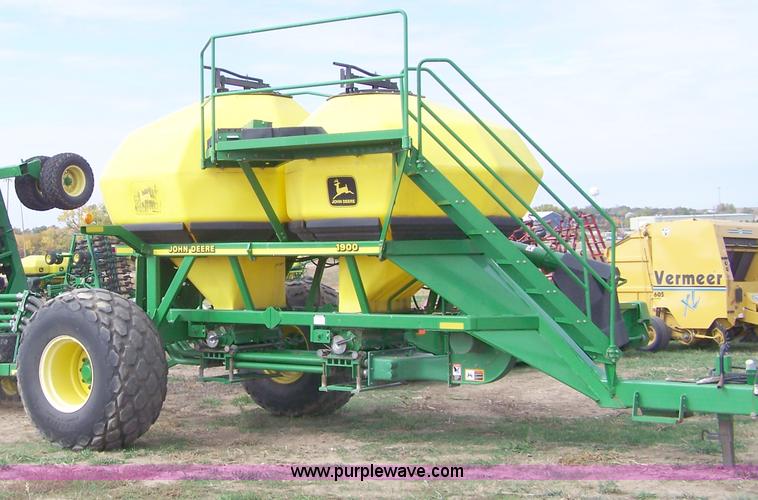 image for item D8577 1999 John Deere 1860 36' air seeder