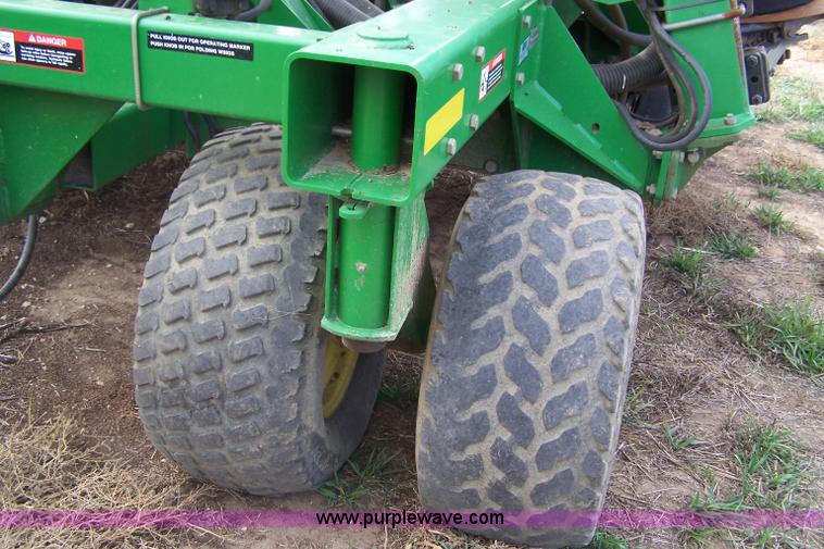 image for item D8577 1999 John Deere 1860 36' air seeder