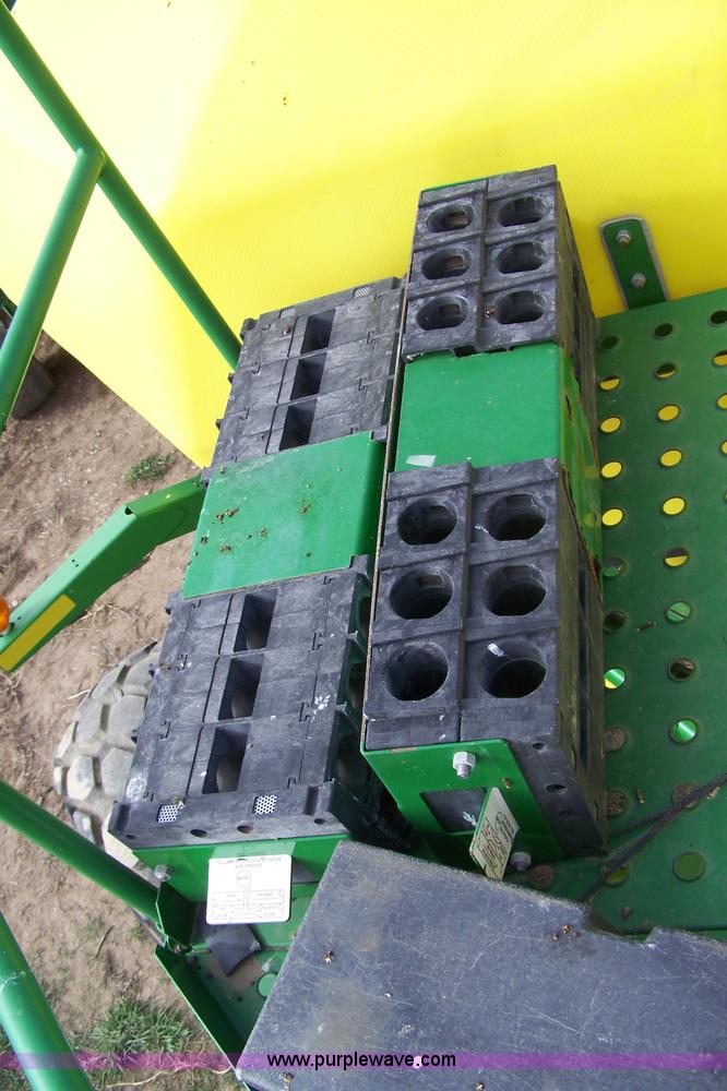 image for item D8577 1999 John Deere 1860 36' air seeder