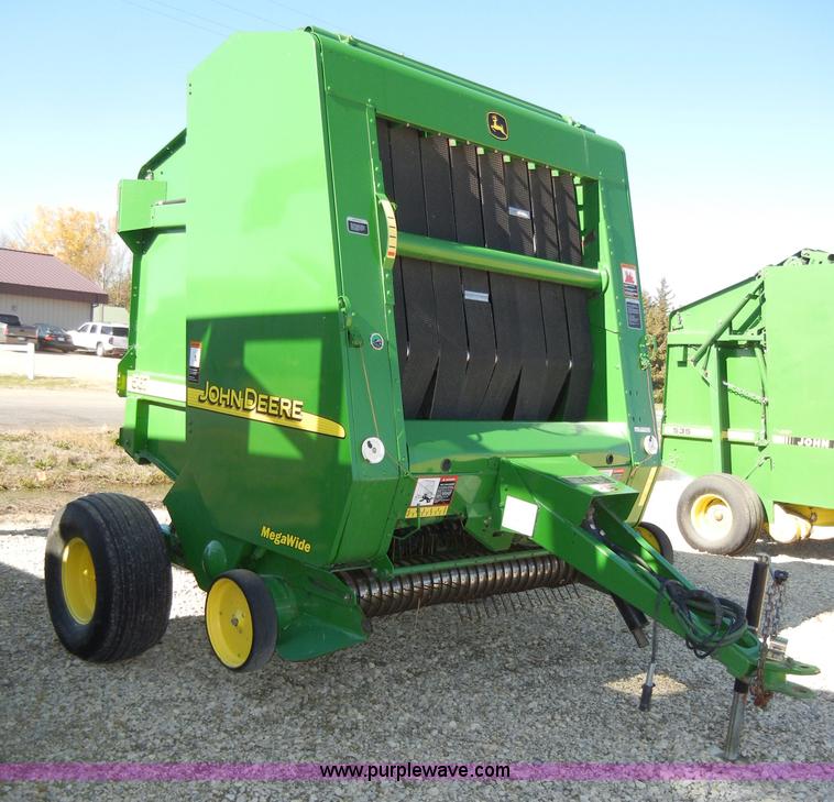 image for item H9051 2002 John Deere 567 MegaWide round baler