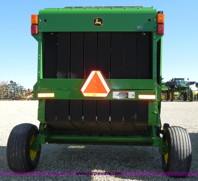 image for item H9051 2002 John Deere 567 MegaWide round baler