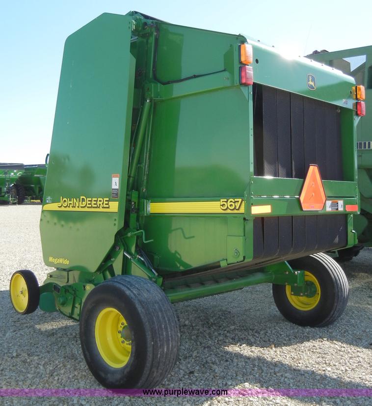 image for item H9051 2002 John Deere 567 MegaWide round baler