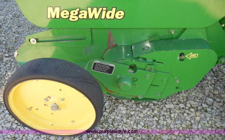 image for item H9051 2002 John Deere 567 MegaWide round baler