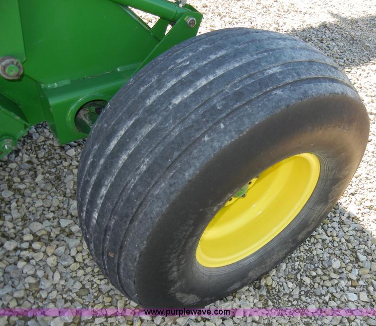 image for item H9051 2002 John Deere 567 MegaWide round baler