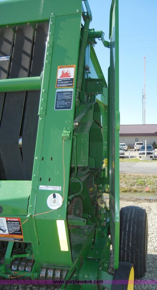image for item H9051 2002 John Deere 567 MegaWide round baler