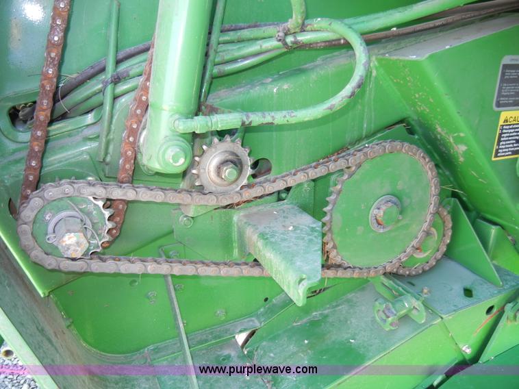 image for item H9051 2002 John Deere 567 MegaWide round baler