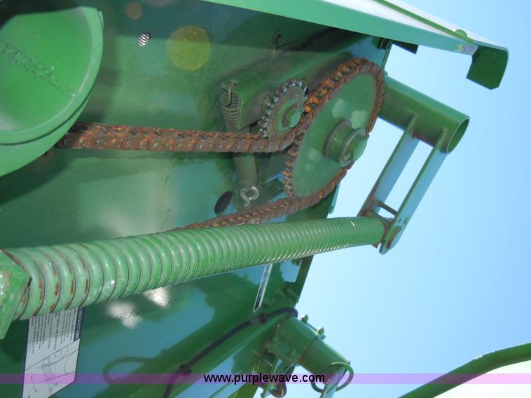 image for item H9051 2002 John Deere 567 MegaWide round baler