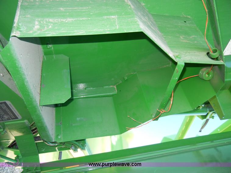 image for item H9051 2002 John Deere 567 MegaWide round baler