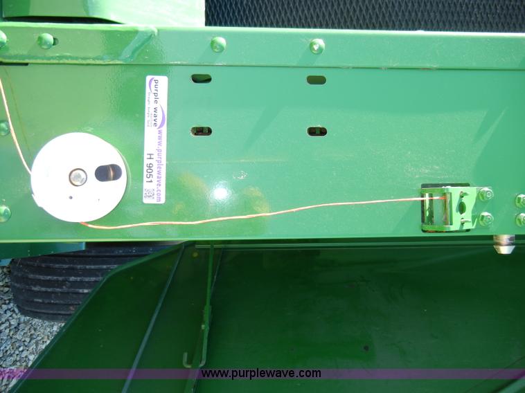 image for item H9051 2002 John Deere 567 MegaWide round baler