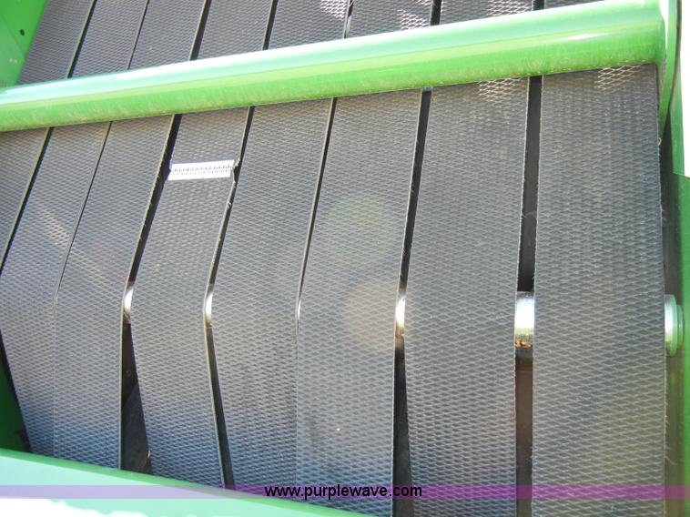 image for item H9051 2002 John Deere 567 MegaWide round baler