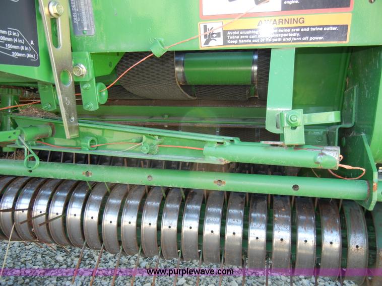 image for item H9051 2002 John Deere 567 MegaWide round baler