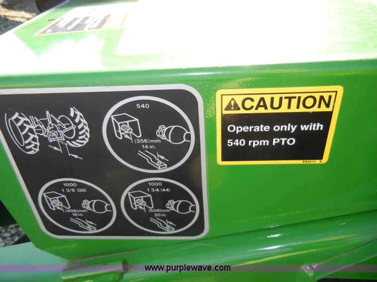 image for item H9051 2002 John Deere 567 MegaWide round baler