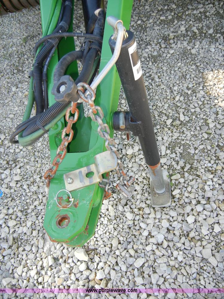 image for item H9051 2002 John Deere 567 MegaWide round baler