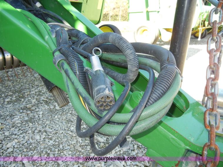 image for item H9051 2002 John Deere 567 MegaWide round baler