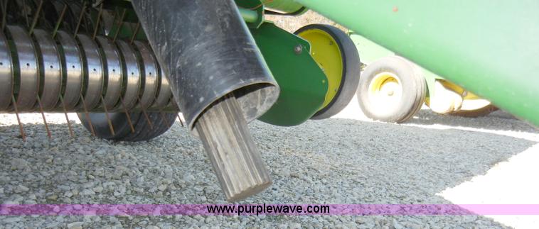 image for item H9051 2002 John Deere 567 MegaWide round baler