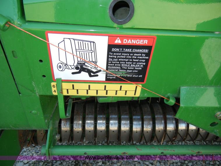 image for item H9051 2002 John Deere 567 MegaWide round baler