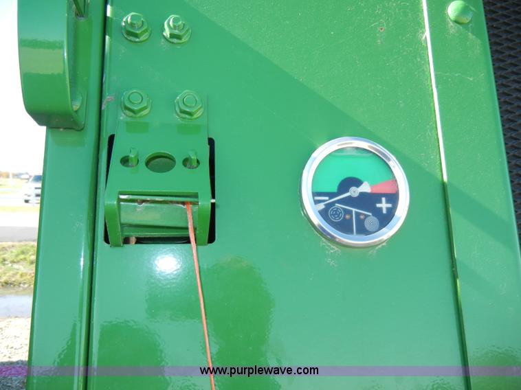 image for item H9051 2002 John Deere 567 MegaWide round baler