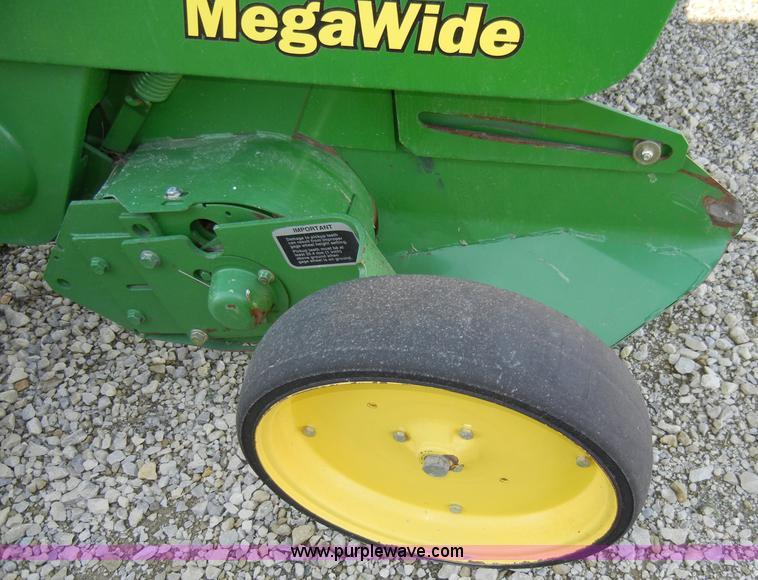 image for item H9051 2002 John Deere 567 MegaWide round baler