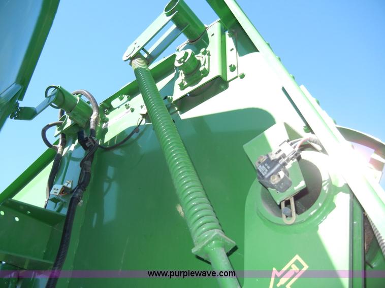 image for item H9051 2002 John Deere 567 MegaWide round baler