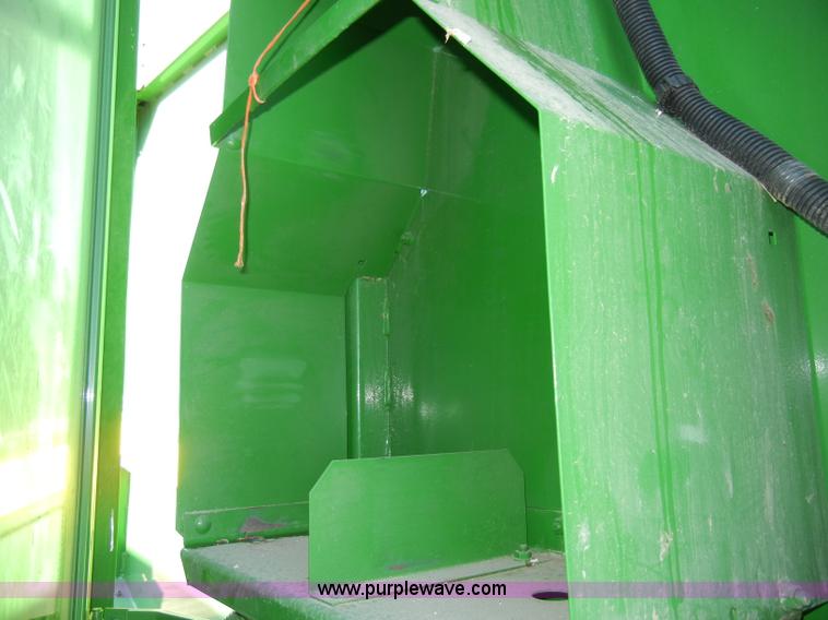 image for item H9051 2002 John Deere 567 MegaWide round baler