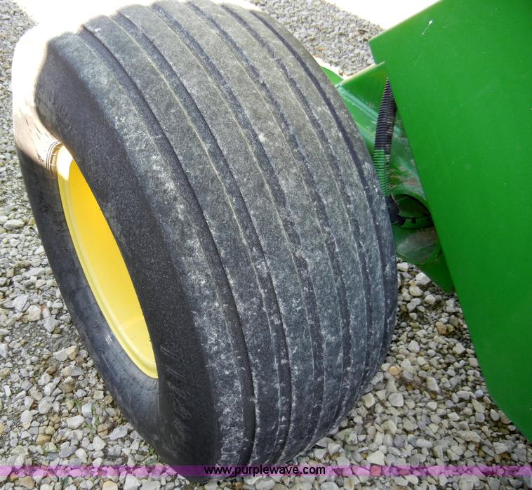 image for item H9051 2002 John Deere 567 MegaWide round baler