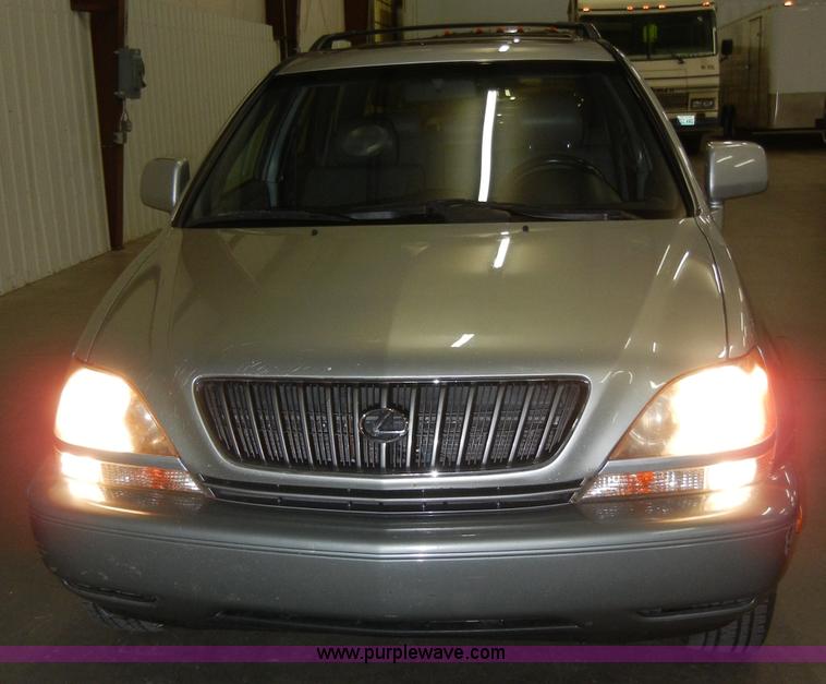 image for item A3328 1999 Lexus RX300 SUV