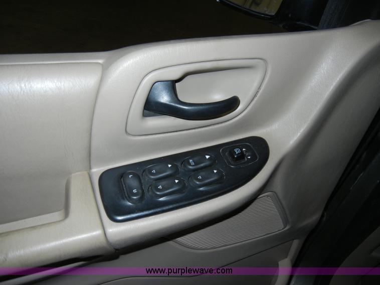 image for item A3338 2000 Ford Windstar LX mini van