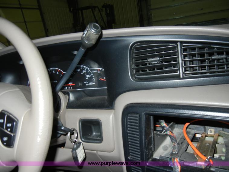 image for item A3338 2000 Ford Windstar LX mini van