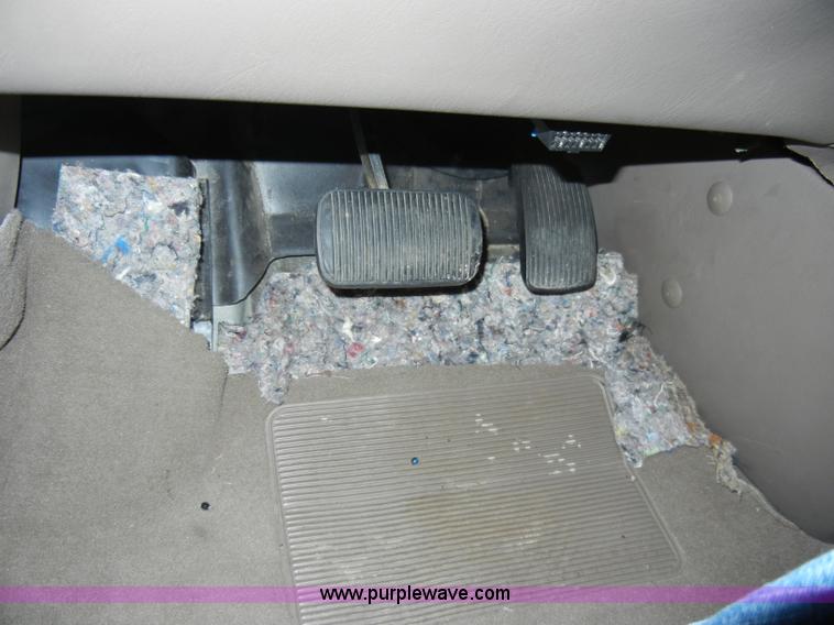 image for item A3338 2000 Ford Windstar LX mini van