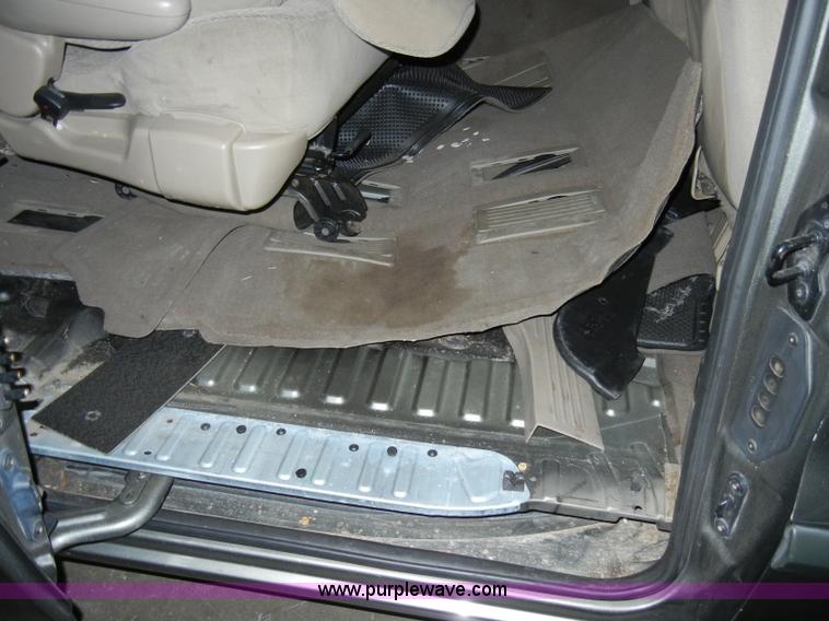 image for item A3338 2000 Ford Windstar LX mini van