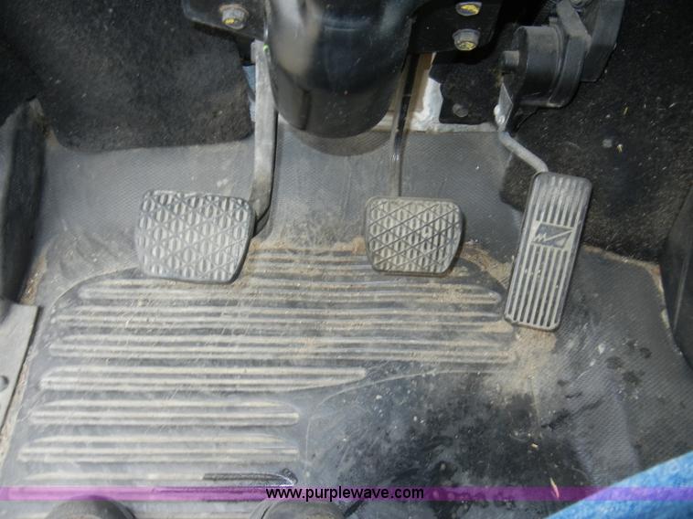 image for item A3323 2000 Freightliner FL70 box truck