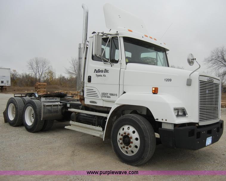 image for item A3324 2000 Freightliner FLC112 semi truck